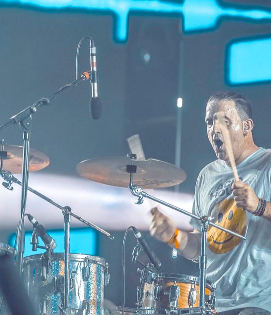 Baterista en plena actuación en un evento en Marbella.