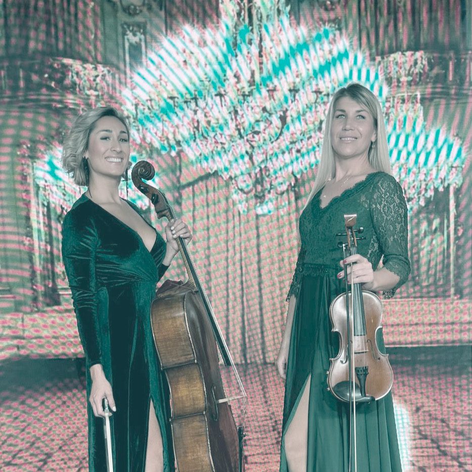 Dúo de violinistas actuando en un evento exclusivo en Marbella.