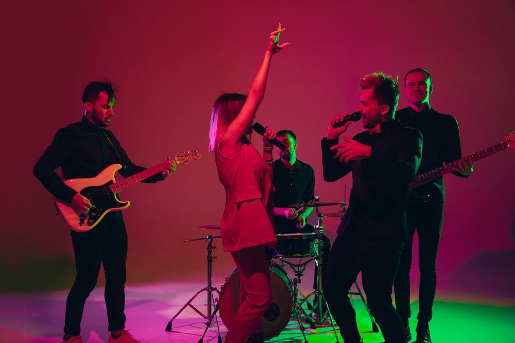 Un grupo de músicos profesionales deleitando a los asistentes de un evento en Marbella.